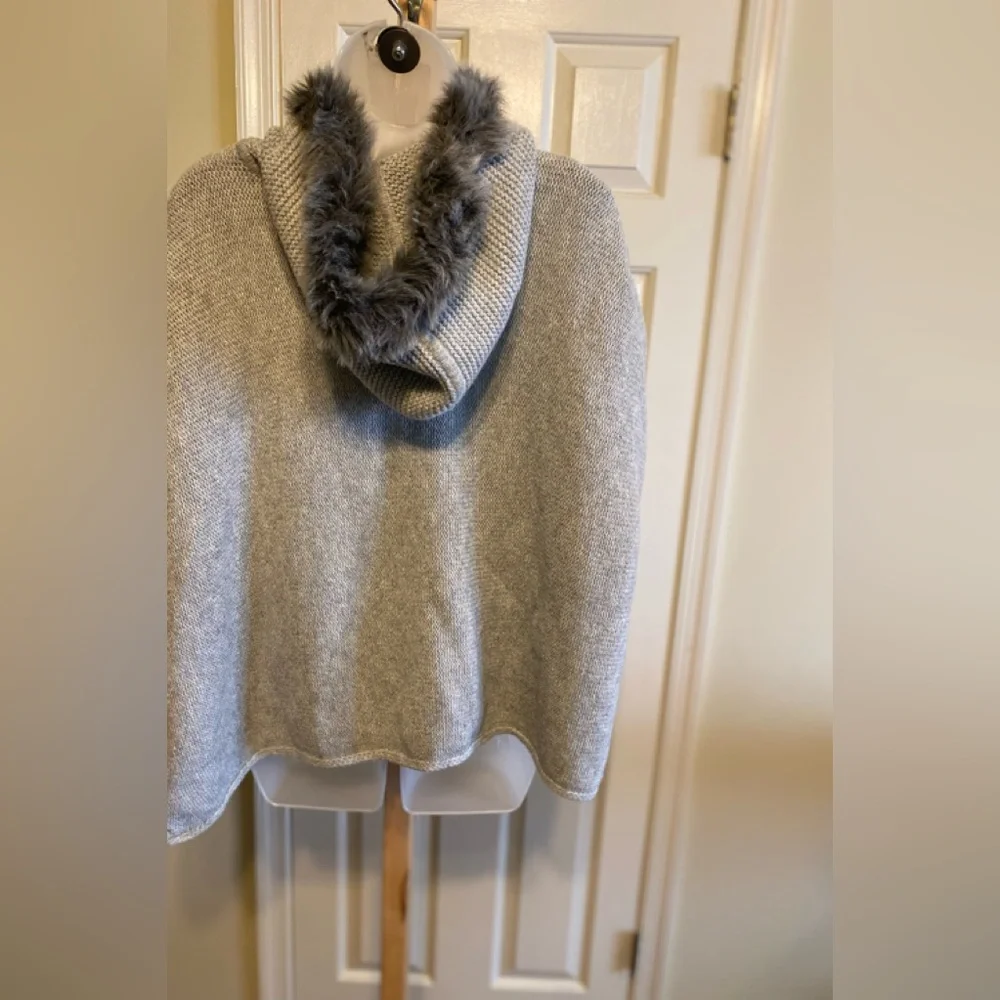 NWT Gap - Girls gray cable knit poncho with faux fur hood, Size: XL
